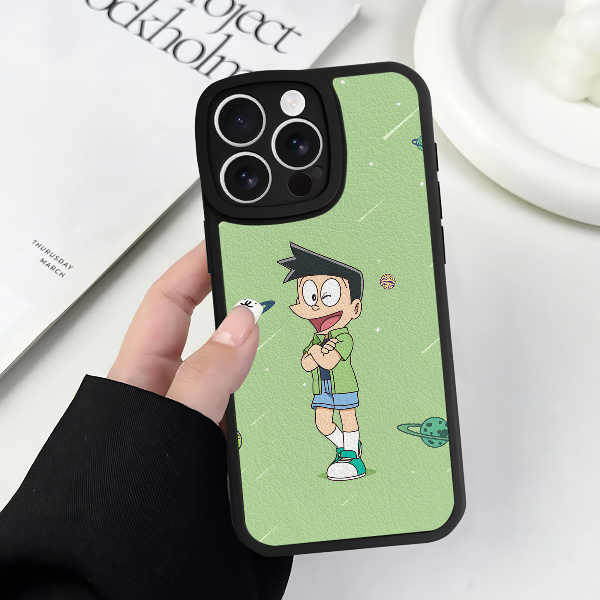 （画像用） ドラえもん Doraemon 【iPhone 16シリーズ対応】シリコンスマホケース（レザー調） 材質：シリコン